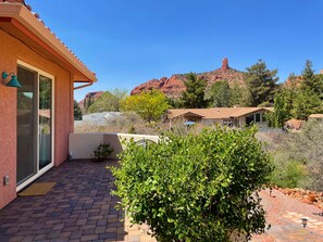 Terrace/patio - Sedona Bliss - Spacious West Sedona home with STUNNING Red Rock views. (Sedona)