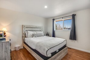 2 bedrooms, desk, iron/ironing board, WiFi