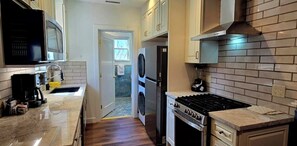 Tabla de planchar con plancha, wifi gratis y ropa de cama