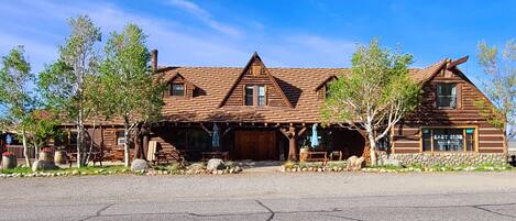 Vista frontal de la propiedad