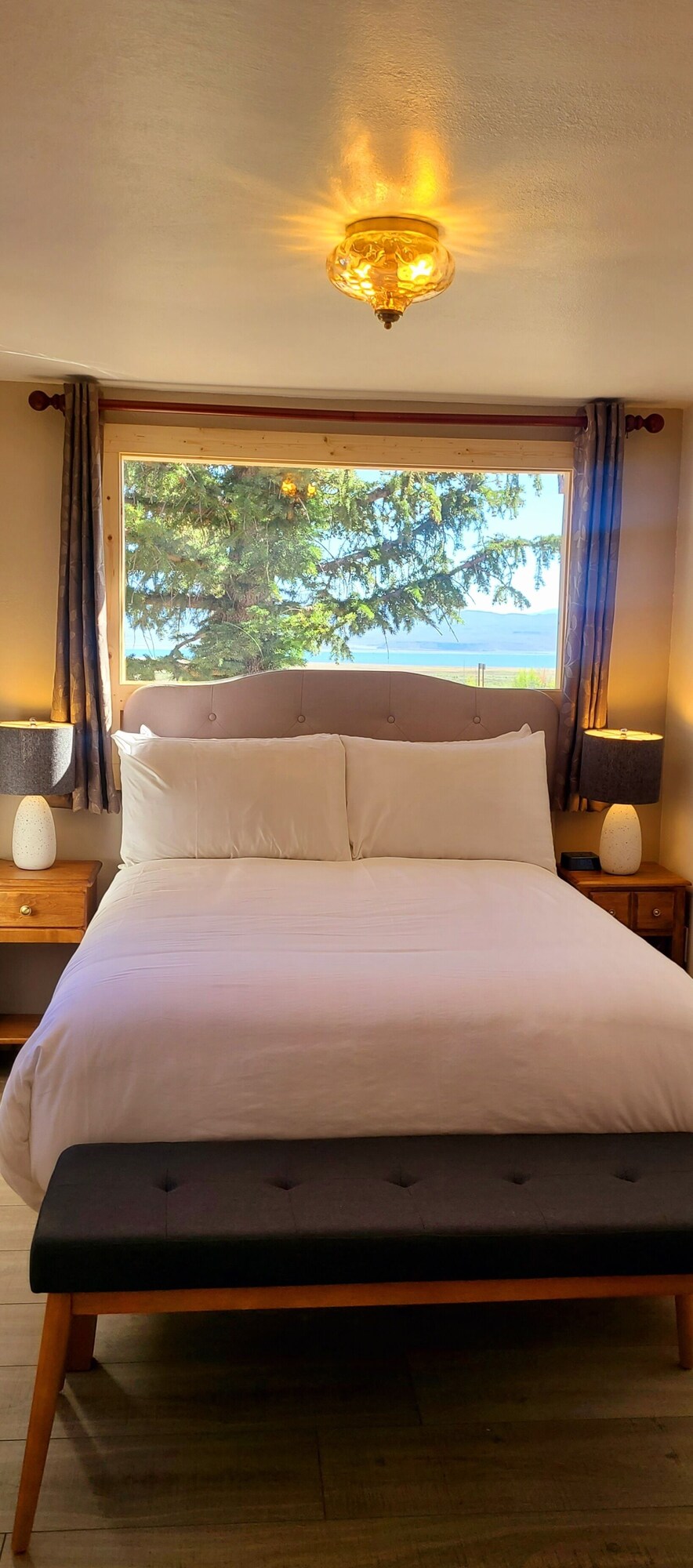 Lake View | Iron/ironing board, WiFi (free), bed sheets