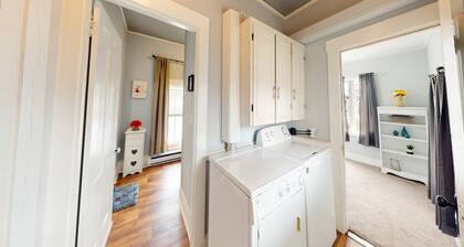 Charming upstairs duplex with fast WiFi, partial AC, & walkable location
