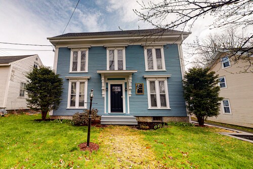 Charming upstairs duplex with fast WiFi, partial AC, & walkable location