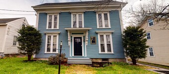 Charming upstairs duplex with fast WiFi, partial AC, & walkable location