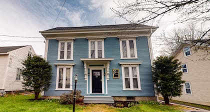 Charming upstairs duplex with fast WiFi, partial AC, & walkable location