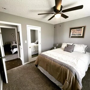 5 Schlafzimmer, Schreibtisch, Bügeleisen/Bügelbrett, Reisekinderbett