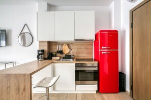 Fridge, oven, stovetop, coffee/tea maker