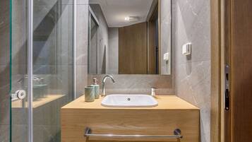 Dusche, Haartrockner, Handtücher, Seife