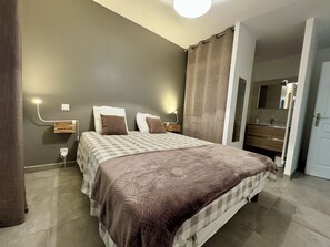 8 bedrooms, desk, iron/ironing board, travel cot
