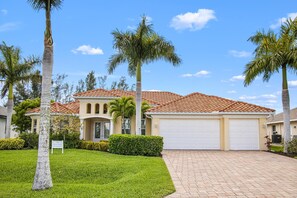 Exterior - LAST MINUTE DEAL MAY/JUNE! Luxury villa, large pool and jacuzzi (Cape Coral)