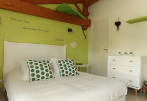 10 quartos, escrivaninha, ferros/tábuas de passar roupa, Wi-Fi