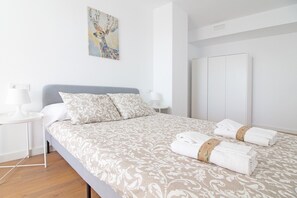 2 habitaciones, tabla de planchar con plancha, wifi y ropa de cama 