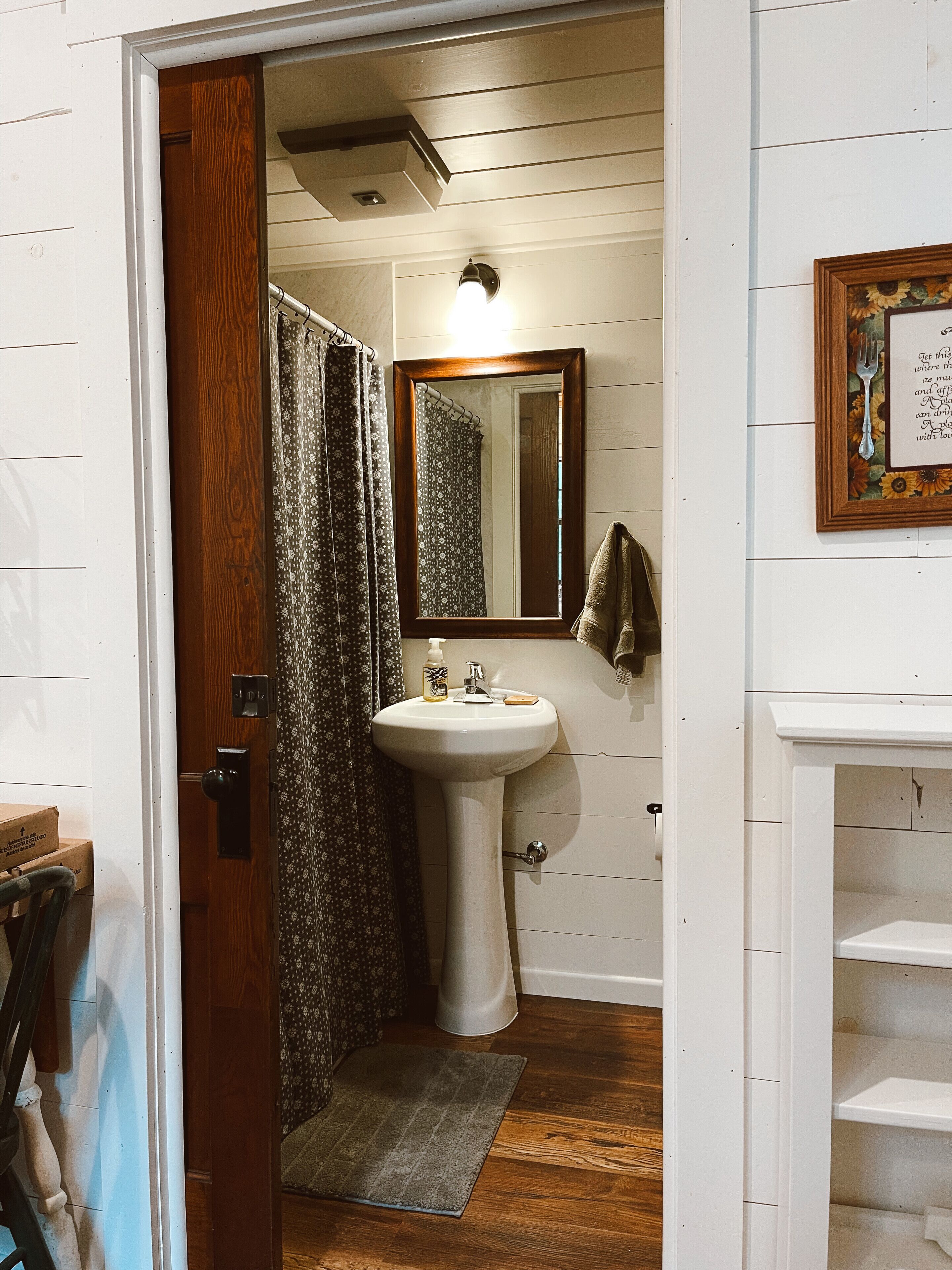 Regadera, secadora de cabello, toallas, jabón 