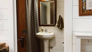 Dusj, hårføner, håndklær og såpe