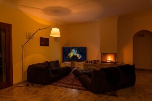 Smart TV, chimenea, reproductor de DVD y estéreo