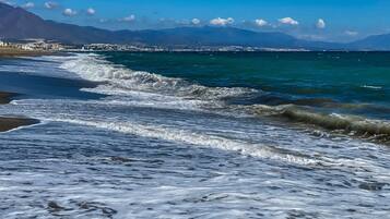 Ligstoelen aan het strand