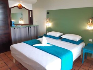 Estudi estàndard, no fumadors, vistes al mar | Bressols gratuïts, wifi gratuïta i roba de llit