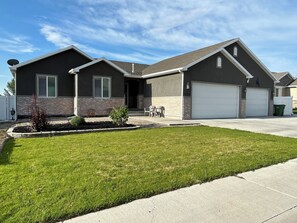 Exterior - Cheerful, spacious, sunny & comfy 4-bdrm home (Rock Springs)