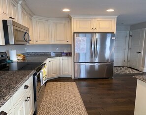 Fridge, microwave, oven, stovetop - Cheerful, spacious, sunny & comfy 4-bdrm home (Rock Springs)