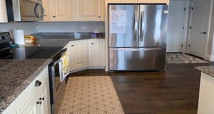 Cheerful, spacious, sunny & comfy 4-bdrm home