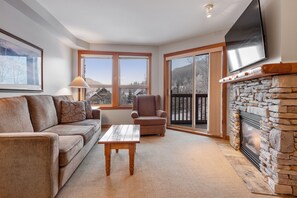 Condo, 1 King Bed with Sofa bed, Pool Access, Mountain View