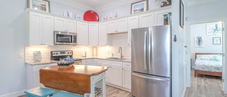 KĂŒhlschrank, Mikrowelle, Ofen, Herdplatte