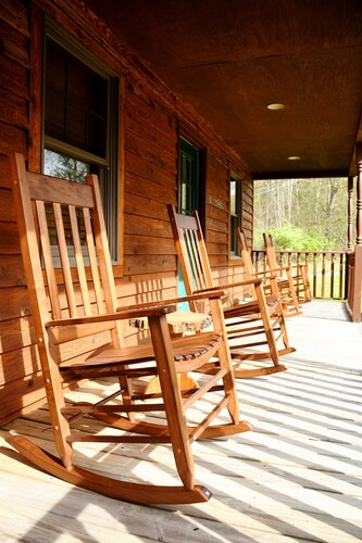 Newly Remodeled, Close to the lake, hot tub, and game room