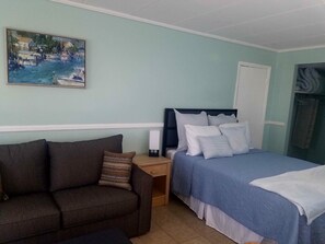 1 bedroom, desk, iron/ironing board, free WiFi - Summer studio -block from beach and everything/free ice cream and espresso drink (Wildwood)