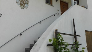 Una escalera conduce a un edificio con un cartel que dice 'Ober Schöberlehof'.