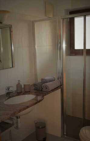 Douche, sèche-cheveux, serviettes fournies, savon