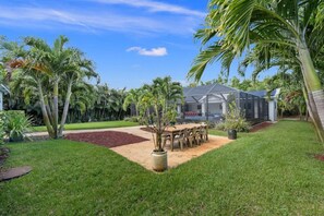 Outdoor dining - Tranquil Florida retreat with private back yard oasis (Stuart)