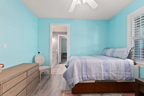 Desk, iron/ironing board, WiFi, bed sheets - Tranquil Florida retreat with private back yard oasis (Stuart)