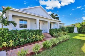Exterior - Tranquil Florida retreat with private back yard oasis (Stuart)