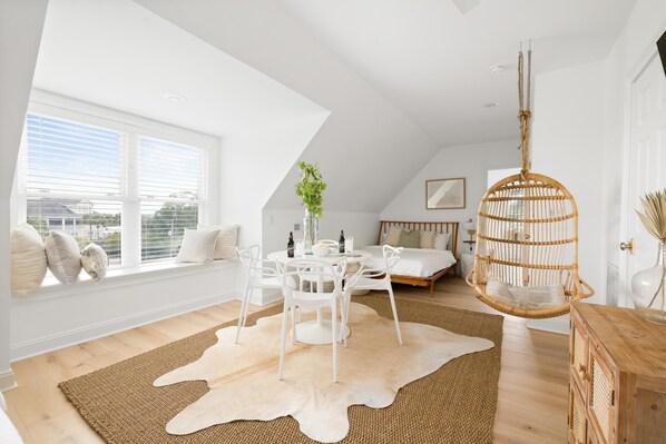 5 bedrooms, iron/ironing board, WiFi, bed sheets