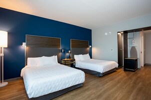 Escritorio, wifi gratis, decoración personalizada y muebles diferentes