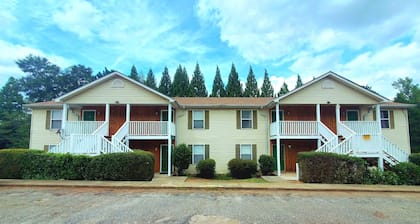 Cute and Cozy. Entire place. 2 rooms 2 bathrooms.