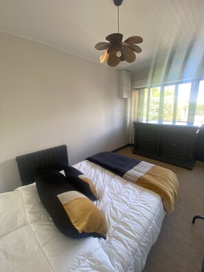 4 Schlafzimmer, Bügeleisen/Bügelbrett, Reisekinderbett, WLAN