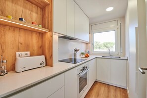 Kühlschrank, Mikrowelle, Ofen, Geschirrspüler