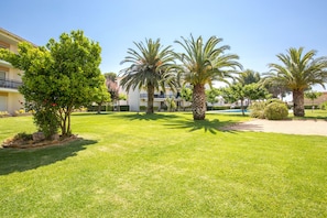 Property grounds - 1CB - E4 Renovated apartment with communal swimming-pool and garden  close to the beach (Calella de Palafrugell)