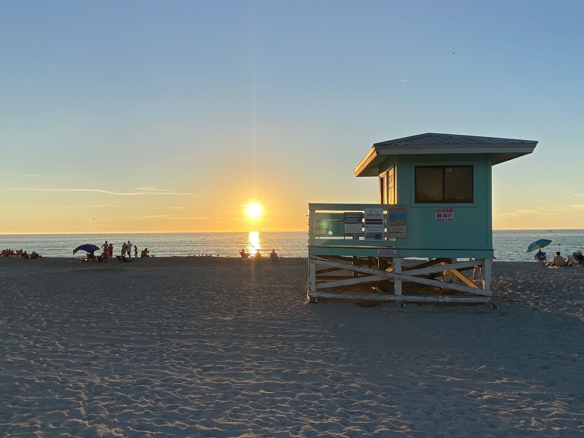 Ranta lähistöllä, aurinkotuoleja, rantapyyhkeitä