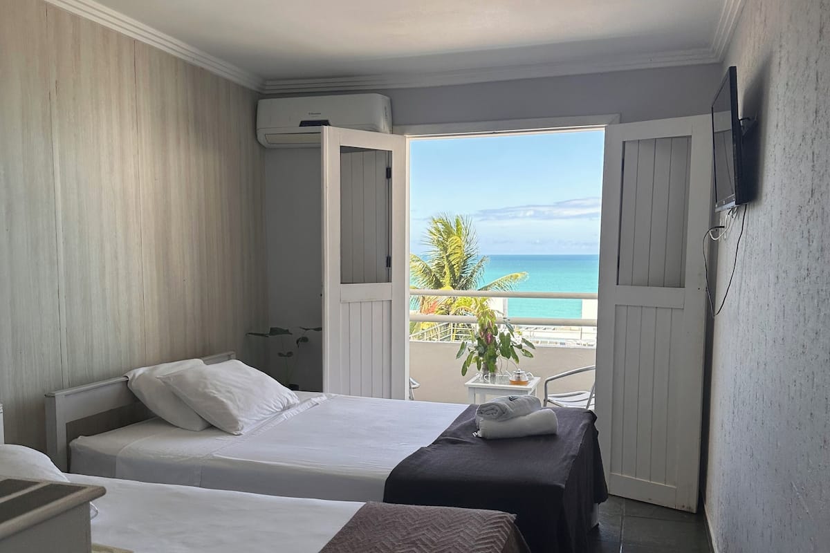 Triple Room | Hypo-allergenic bedding available, WiFi (free), bed sheets