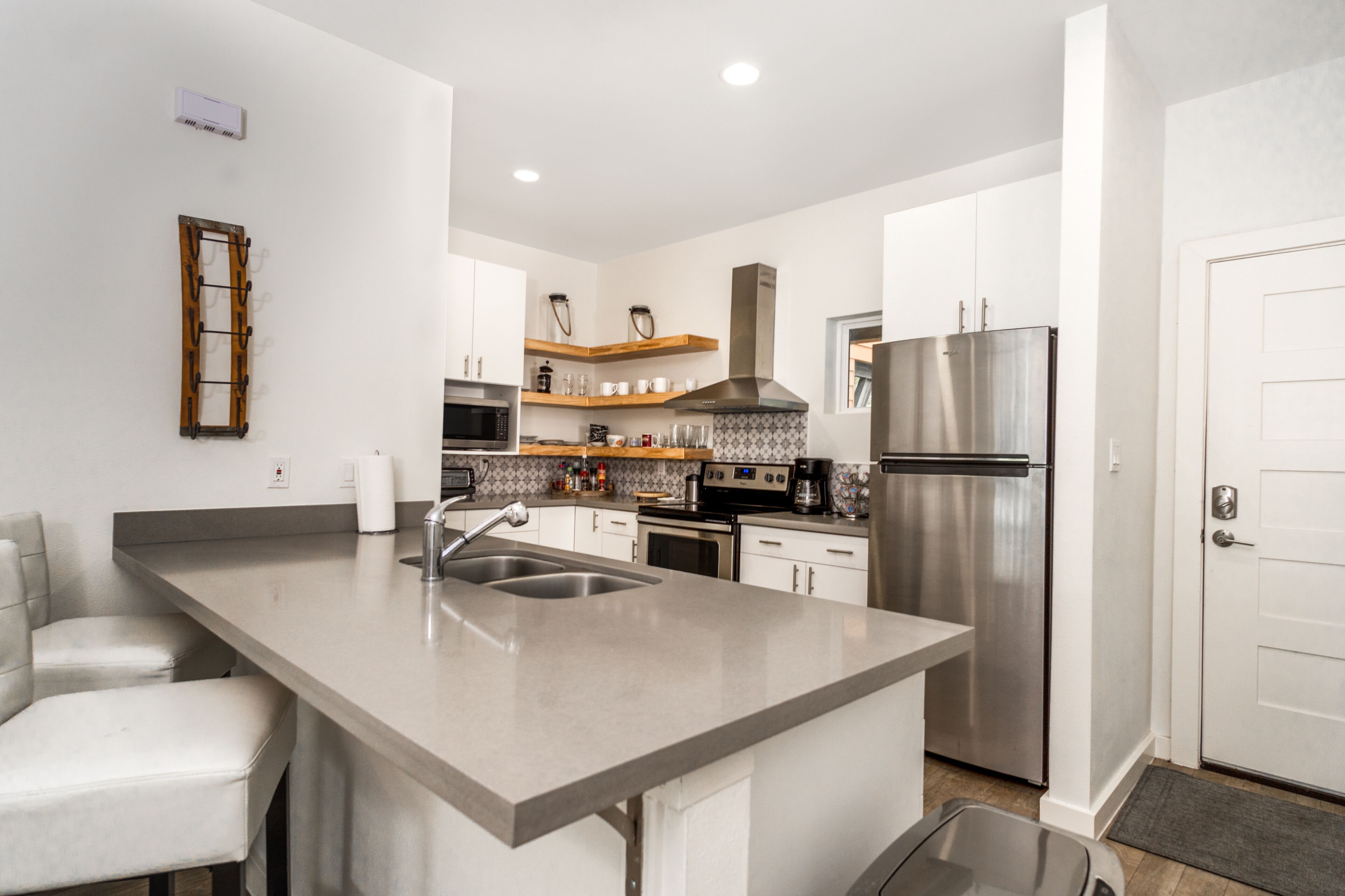 Réfrigérateur, four à micro-ondes, un four, surface de cuisson