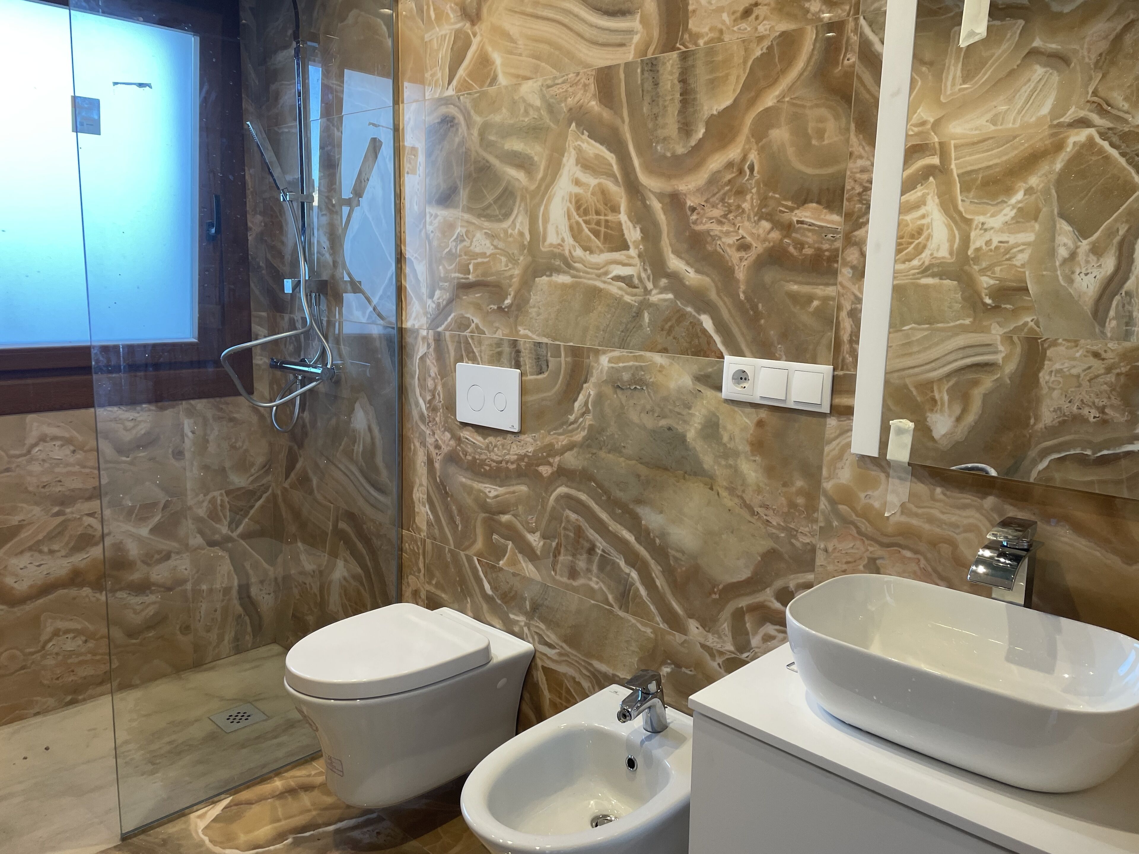 Dusche, kostenlose Toilettenartikel, Haartrockner, Bidet
