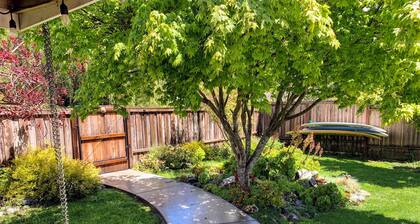Coastal Refuge, *Hot Tub,* Close to Town.