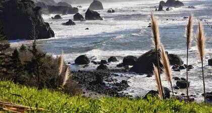 Coastal Refuge, *Hot Tub,* Close to Town.