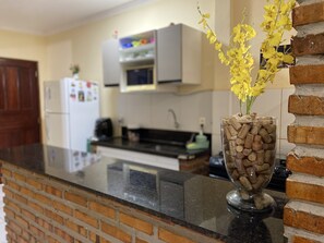 Comfort House | Private kitchen | Fridge, microwave, oven, dishwasher - Casa Incrível na Vivenda do Iguape (Aquiraz)