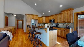 Fridge, microwave, oven, stovetop - Prime River Frontage Home/ AC/1mi to EP & 2mi to RMNP/fish outside your door! (Estes Park)
