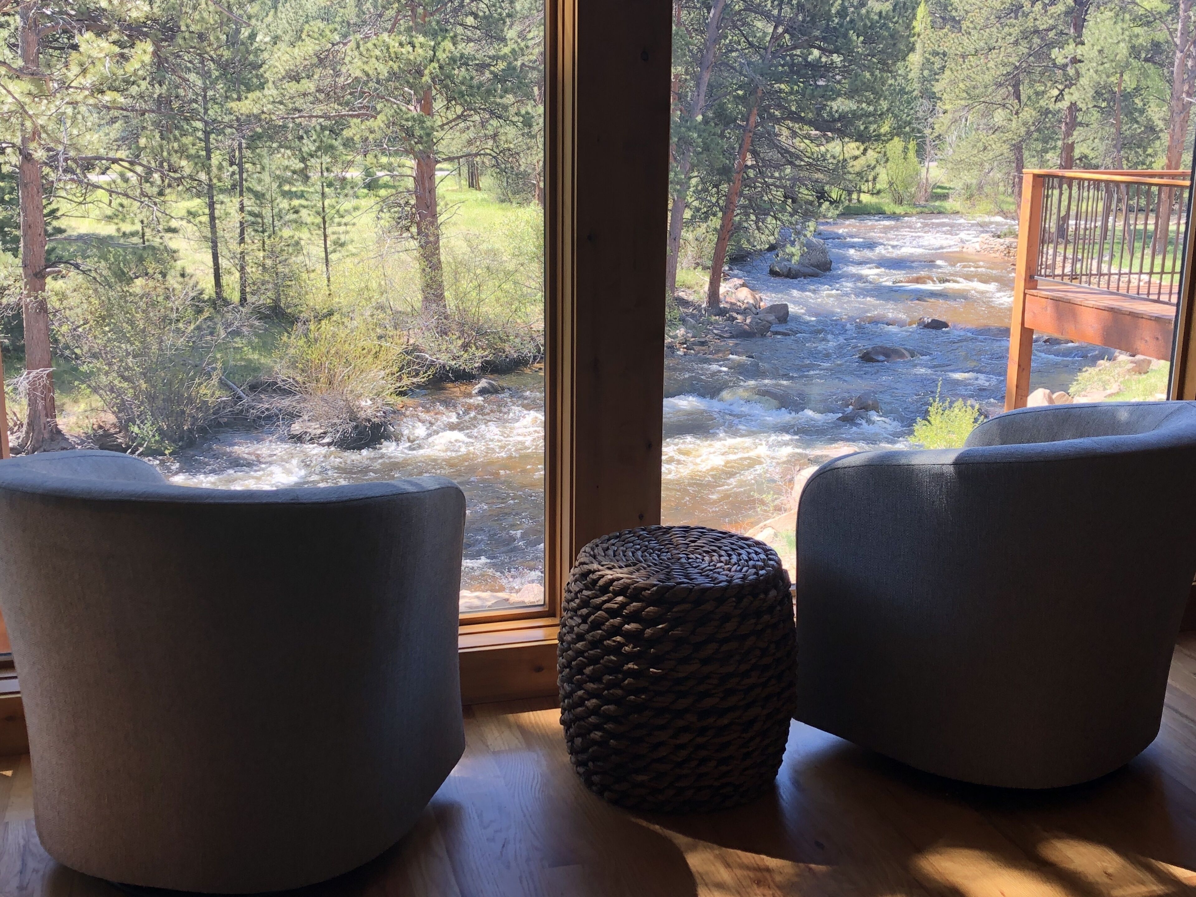 New Home on the Big T River/ AC/1mi to EP & 2mi to RMNP/fish outside your door!