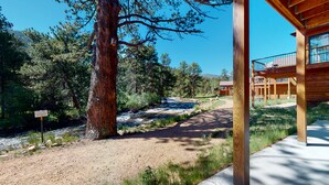 A wooden cabin with a view of a river and forest. - River Front/.5 mi to EP/ AC/fishing (Estes Park)