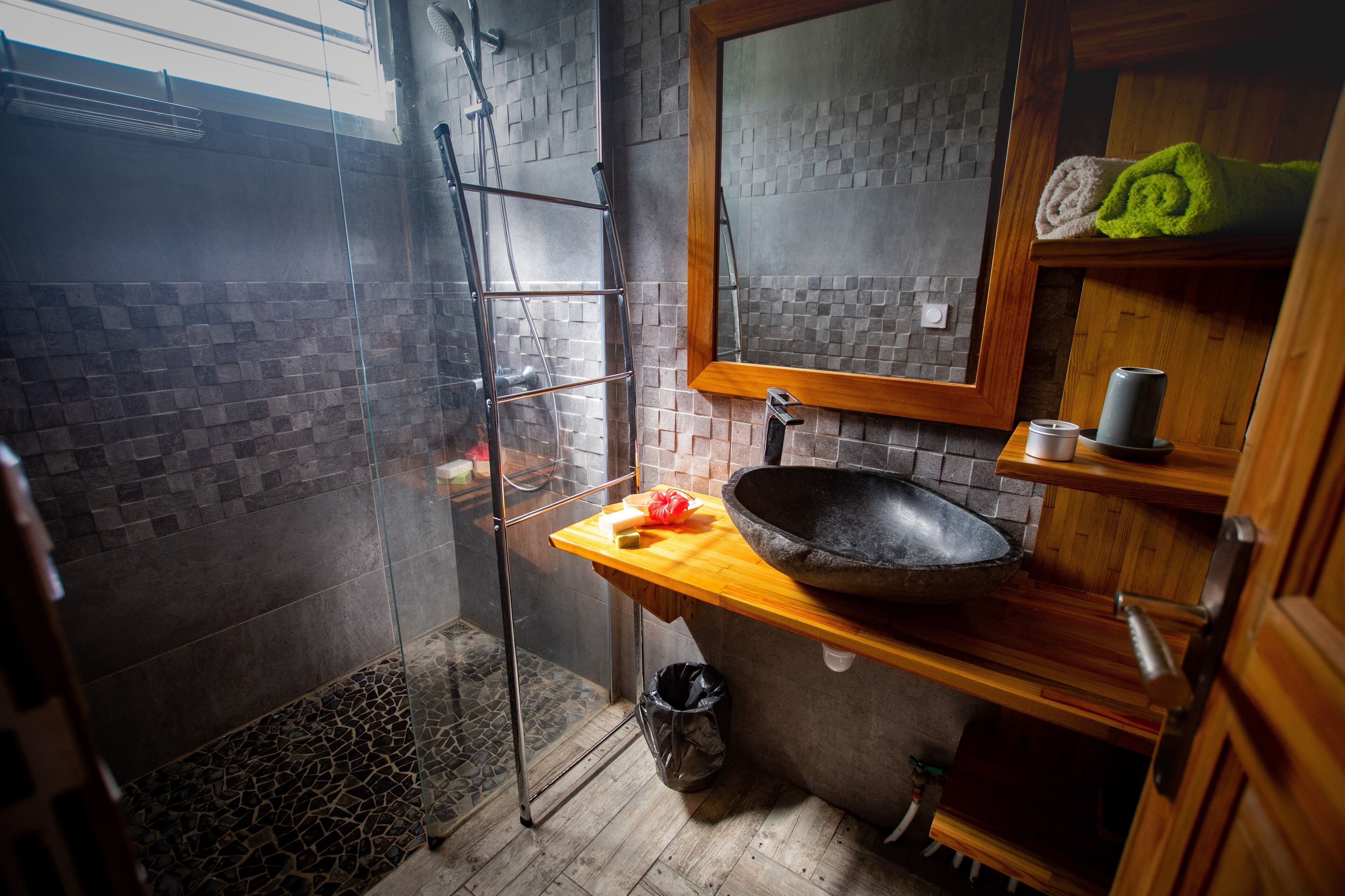 Dusche, Haartrockner, Handtücher, Toilettenpapier